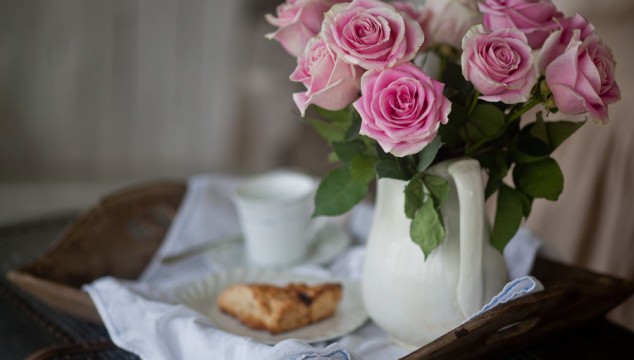 scone-and-pink-roses