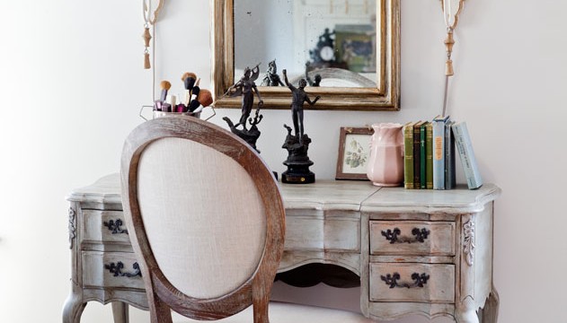 French-chair-and-vanity