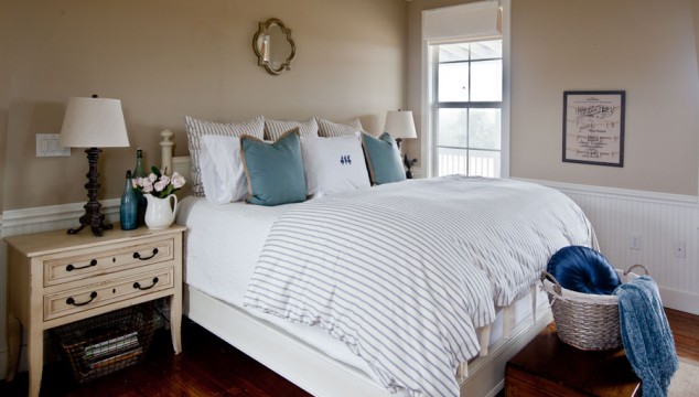 blue-and-white-bed